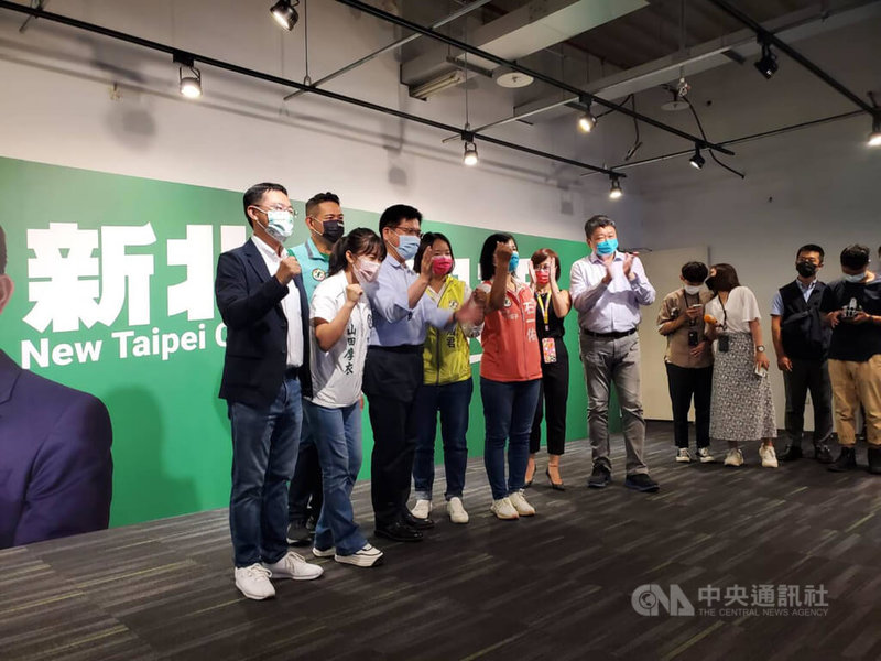 民進黨新北市長參選人林佳龍競選辦公室1日進駐新據點,新競辦是行政院長蘇貞昌競選新北市長時的競辦地點,林佳龍(前排左2)與競選團隊一起加油打氣。中央社記者王鴻國攝 111年8月1日