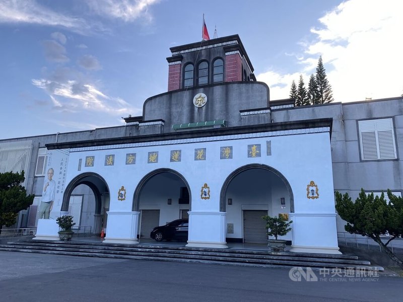 56歲戴姓男子到花蓮崇德海域玩SUP,途中昏迷送醫不治,家屬提告業者過失致死並求償912萬餘元,但檢方相驗認定戴男死因心臟病發,業者獲不起訴;花蓮地方法院(圖)也認定教練無過失,但業者未幫客戶投保傷害險有責,民事判賠保險金166萬餘元。中央社記者李先鳳攝 111年8月1日