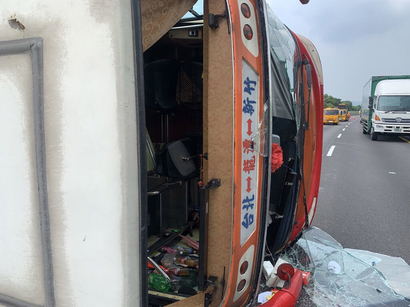 國道3號南下大溪段1日發生客運翻覆事故,造成15人受傷送醫,初步調查為駕駛營業大客車的蔡男,疑因變換車道不當擦撞另一輛自用大貨車翻車。(國道公路警察局提供)中央社記者吳睿騏桃園傳真 111年8月1日