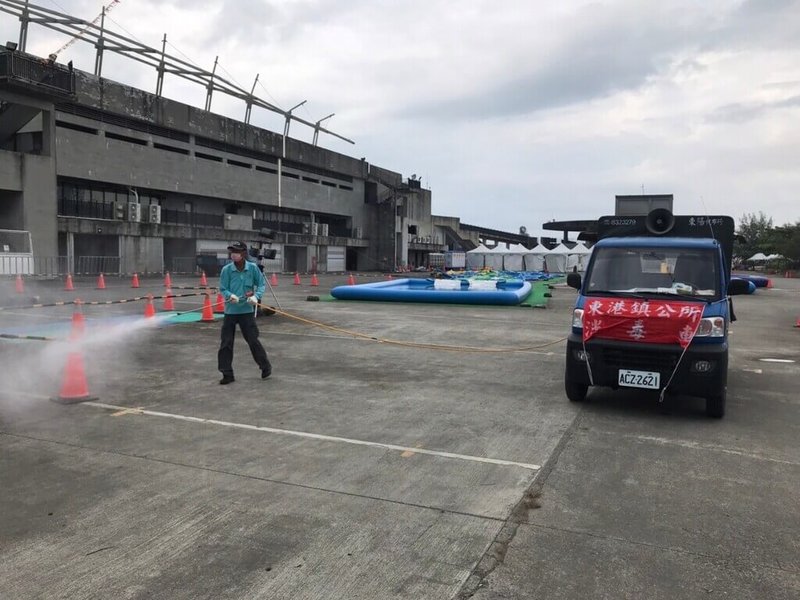 屏東縣政府在大鵬灣國際休閒特區舉辦「屏東FUN暑假夏日狂歡祭」,開幕才短短2天就湧入22萬人次,縣府為讓遊客玩得安心,加強環境清潔消毒。(屏東縣政府提供)中央社記者李卉婷傳真 111年8月1日