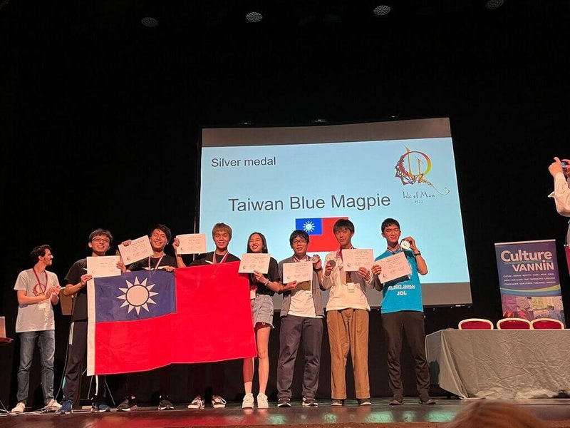 由台灣學生組成的台灣藍鵲隊參加2022年國際語言學奧林匹亞競賽，在團體賽獲得銀牌。（台大語言學研究所提供）中央社記者許秩維傳真  111年8月1日