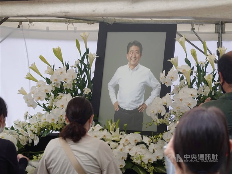 圖為7月12日日本增上寺特設獻花台前大批民眾悼念前首相安倍晉三。（中央社檔案照片）