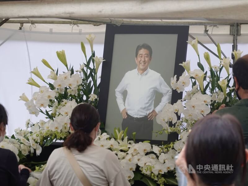 日本年度十大新聞中，前首相安倍晉三遇刺身亡一事居首。圖為7月12日增上寺湧入大批民眾悼念安倍。（中央社檔案照片）