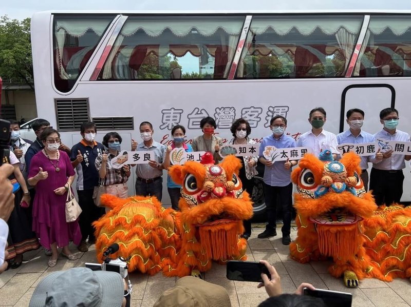 承載許多台東人記憶的「叮咚、叮咚」鼎東客運走入歷史,1日起正式更名為東台灣客運及恢復為興東客運,繼續服務民眾;東台灣客運1日舉行更名揭牌儀式,縣長饒慶鈴(右6)等出席。(民眾提供)中央社記者李先鳳傳真 111年8月1日