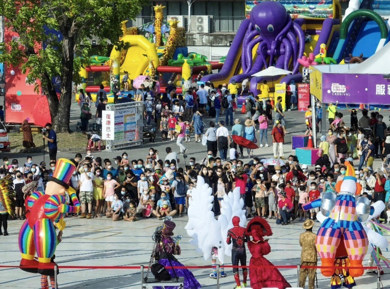 「屏東FUN暑假夏日狂歡祭」7月30日在大鵬灣國際休閒特區登場,將持續到9月4日,規劃了大型體適能、水樂園、遊樂園、氣墊遊樂器材等多樣性遊具,還有劇團、演唱會、市集等活動內容,開幕2天以來湧入22萬人次,口碑爆紅。(屏東縣政府提供)中央社記者李卉婷傳真 111年8月1日