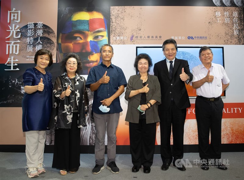 國家人權委員會成立2週年,舉辦人權攝影展,人權會主委陳菊(右3)、監察院副院長李鴻鈞(右2)、資深影像工作者黃子明(左3)等人1日出席開幕典禮並合影。中央社記者謝佳璋攝 111年8月1日