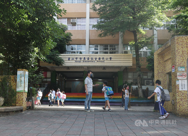 台北市信義區永春國小與永吉國小111學年度正式合併成立為雙永國小,1日舉行揭牌儀式。圖為永吉國小學生6月30日學期最後上課日上學畫面。中央社記者張新偉攝 111年8月1日