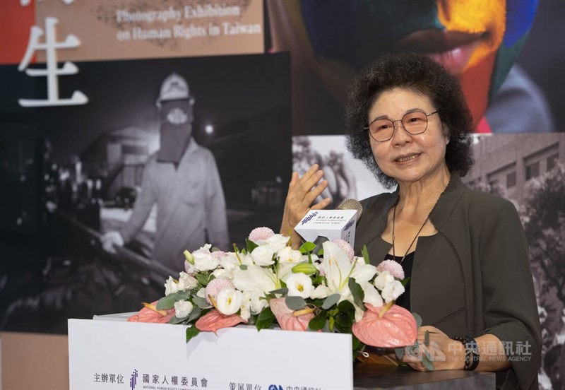 國家人權委員會成立2週年,舉辦人權攝影展。人權會主委陳菊(圖)1日出席開幕式表示,台灣對原住民族、性別平等、外籍漁工人權都有很多進步,但進步永遠不夠,會自我反省、自我要求,願與進步國家合作,守護人權。中央社記者謝佳璋攝 111年8月1日