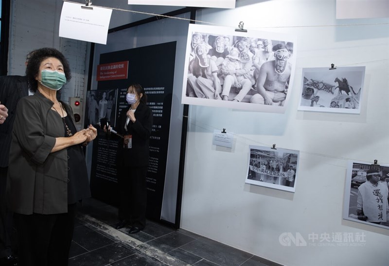 人權會主委陳菊（前）1日出席「向光而生—台灣人權攝影特展」開幕典禮，並參觀展出攝影作品。中央社記者謝佳璋攝 111年8月1日