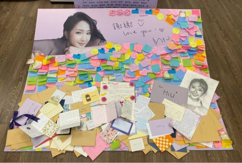 歌手朱俐靜日前病逝，家屬將粉絲的花禮祝福捐給台灣年輕病友協會。圖為粉絲給朱俐靜的卡片與留言。（圖取自facebook.com/miusmiu）