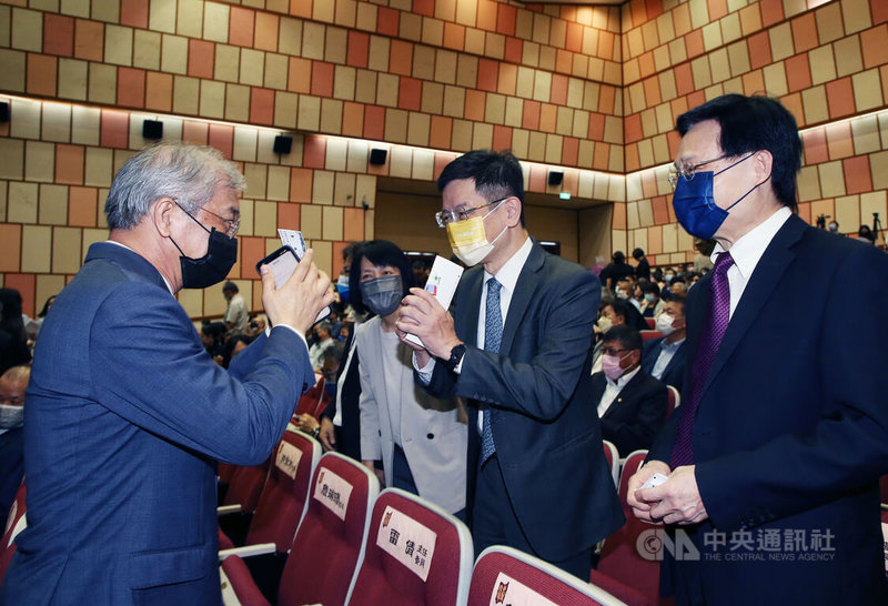世新大學1日舉行卸任、新任校長交接典禮,新任校長陳清河(左)正式上任,向出席賓客寒暄致意。中央社記者郭日曉攝 111年8月1日
