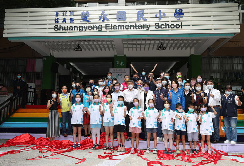 僅一牆之隔的台北市信義區永春國小與永吉國小配合市府推動市有建物及用地整合運用教育導向的都市發展(EOD)計畫,111學年度正式合併成立為雙永國民小學。1日舉辦雙永國小揭牌典禮,台北市長柯文哲(2排左8)等人出席。中央社記者張新偉攝 111年8月1日