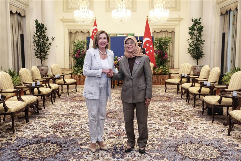 美國眾議院議長裴洛西(左)率領國會代表團訪問亞洲,1日抵達新加坡並拜會星國總統哈莉瑪(Halimah Yacob)。(新加坡通訊及新聞部提供)中央社記者侯姿瑩新加坡傳真 111年8月1日