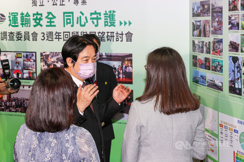 國家運輸安全調查委員會1日舉行3週年回顧與展望研討會,副總統賴清德(左)出席開幕儀式並參觀成果發表展。中央社記者鄭清元攝 111年8月1日
