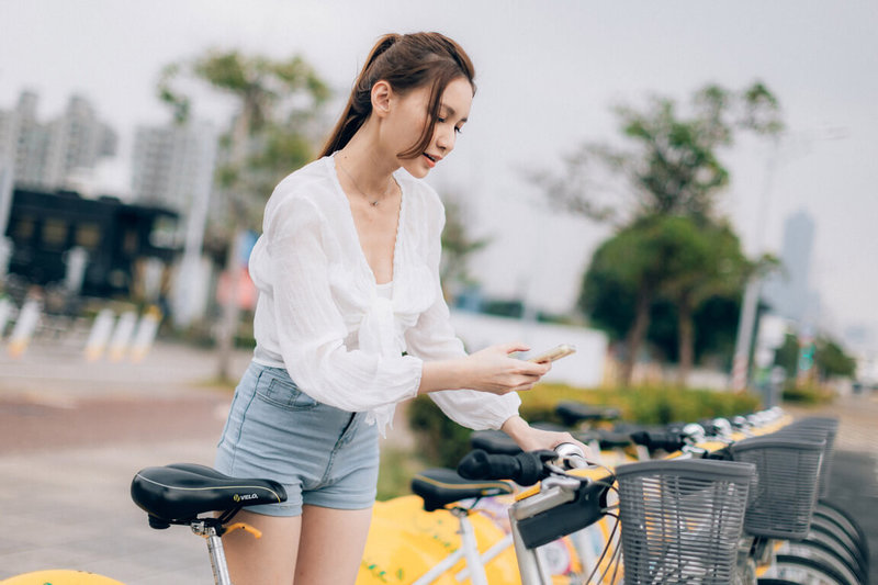 高雄市政府1日起上線全新MeNGo APP,民眾不論定期通勤、觀光旅遊都可使用MeNGo專屬QR Code搭乘公車、捷運、輕軌、渡輪、騎YouBike,享受多種大眾運輸服務。(高雄市政府提供)中央社記者曾以寧傳真 111年8月1日