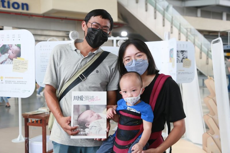 羅慧夫顱顏基金會即日起至22日在台中火車站舉辦「最初的感動2.0互動展覽」,展出一系列孕育生命攝影展及互動裝置,唇腭裂病童的家庭也到場出席。(羅慧夫顱顏基金會提供)中央社記者蘇木春傳真 111年8月1日