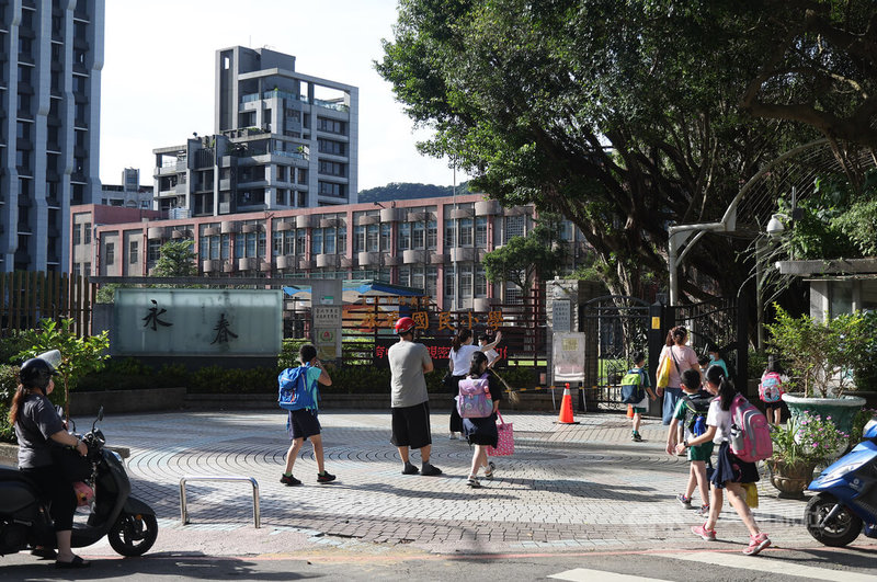 僅一牆之隔的台北市信義區永春國小與永吉國小111學年度正式合併成立為雙永國民小學,1日正式揭牌。圖為永春國小學生6月30日學期最後上課日上學畫面。中央社記者張新偉攝 111年8月1日