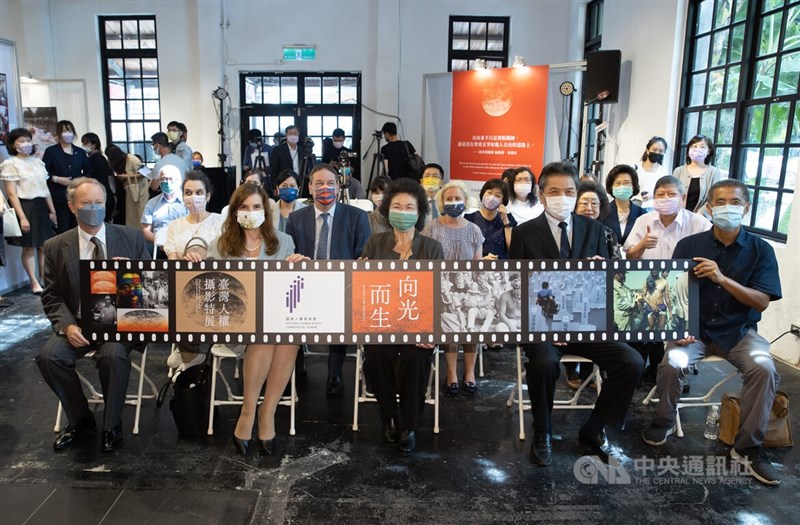 國家人權委員會成立2週年,舉辦人權攝影展,人權會主委陳菊(前中)、監察院副院長李鴻鈞(前右2)、資深影像工作者黃子明(前右1)等人1日出席開幕典禮。中央社記者謝佳璋攝 111年8月1日