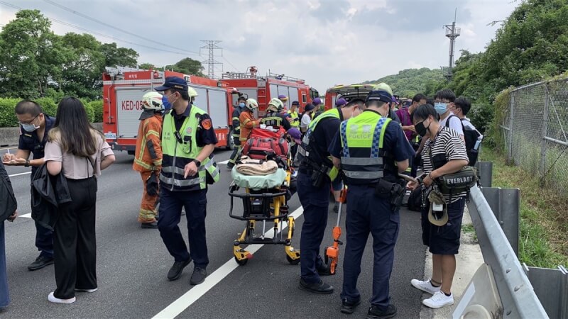 國道3號南下大溪段1日中午發生客運翻覆事故,車上共19名乘客及1名司機,造成15人受傷送醫,事故造成南下車道大塞車,國道警察正進行事故排除。(桃園市政府消防局提供)中央社記者吳睿騏桃園傳真 111年8月1日
