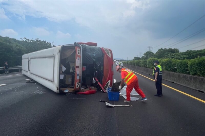 國道3號南下大溪段1日中午發生一起車禍,一輛客運突然失控翻覆橫躺占據3個車道,交通受影響。(桃園市政府消防局提供)中央社記者吳睿騏桃園傳真 111年8月1日