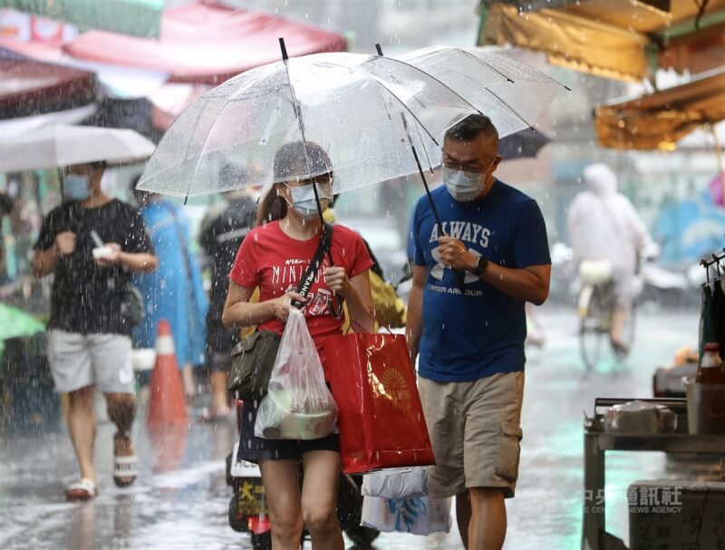 中央氣象局表示，1日天氣將更為不穩定，中南部偏向於整天性的降雨。圖為台北市民眾撐傘在市場採買。（中央社檔案照片）