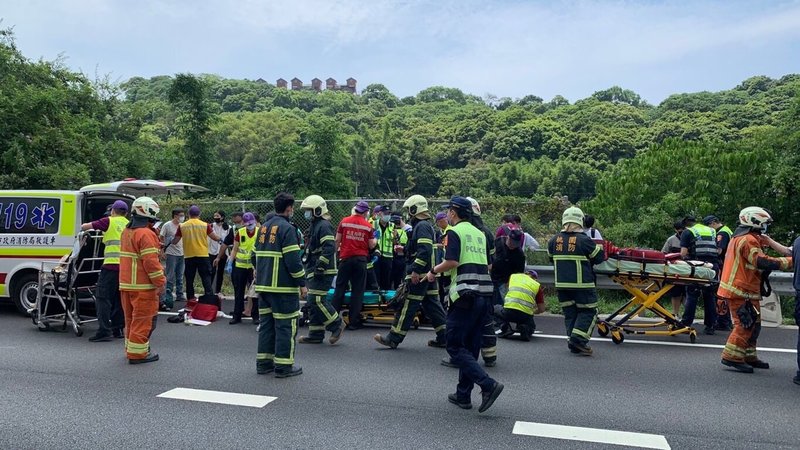 國道3號南下大溪段1日中午發生一起車禍,一輛客運失控翻覆橫躺占據3個車道,車上司機及乘客總共19名,初步了解有3人受傷,桃園消防局派員到場協助運送傷者,警方緊急處理中。(桃園市政府消防局提供)中央社記者吳睿騏桃園傳真 111年8月1日