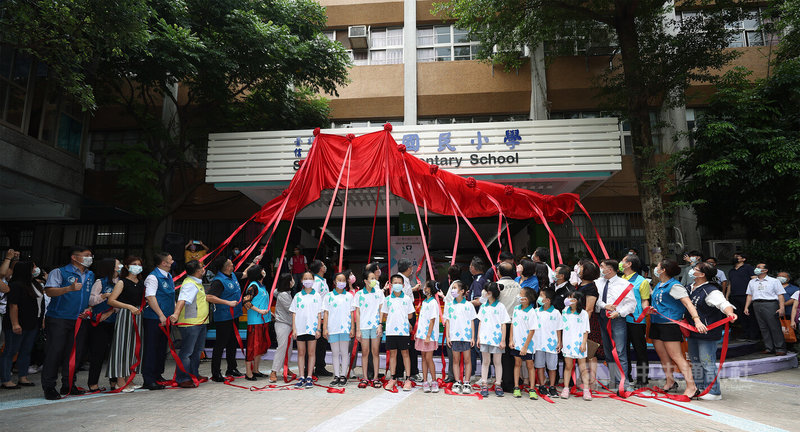 僅一牆之隔的台北市信義區永春國小與永吉國小配合市府推動市有建物及用地整合運用教育導向的都市發展(EOD)計畫,111學年度正式合併成立為雙永國民小學。1日舉辦雙永國民小學揭牌典禮,這也是台北市第一所配合EOD計畫合併學校。中央社記者張新偉攝 111年8月1日