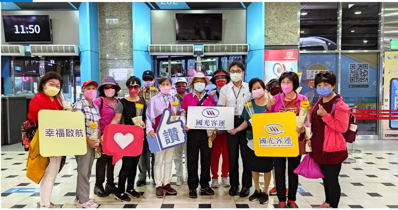 彰化縣的長青幸福卡1日起納入國道長途客運,首發團10多名阿公阿嬤搶先體驗,用長青幸福卡從彰化搭國光客運到台北,體驗零元車資旅遊。(國光客運提供)中央社記者汪淑芬傳真 111年8月1日