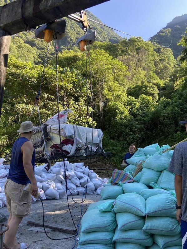 花蓮秀林鄉大禮、大同部落位於太魯閣山區,電力公司電力未達,東華大學團隊媒合綠能產業,建置太陽光電系統,由於山區物資運送極為艱辛,太陽能板等設備以流籠運送,協助改善偏遠山區能源供應問題。(東華大學提供)中央社記者李先鳳傳真 111年8月1日