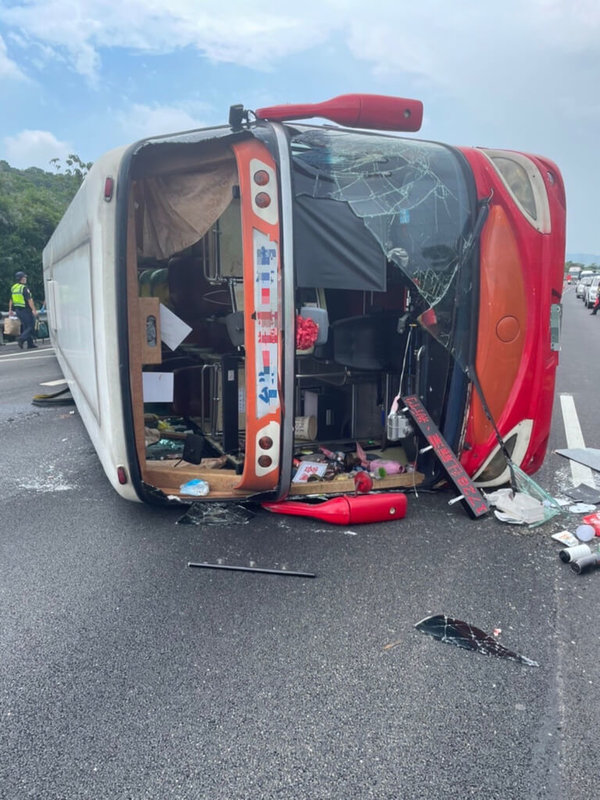 國道3號南下大溪段1日中午發生客運翻覆事故,車體橫躺占據3個車道,車上共19名乘客及1名司機,初步了解15人受傷送醫,事故造成南下車道大塞車。(桃園市政府消防局提供)中央社記者吳睿騏桃園傳真 111年8月1日