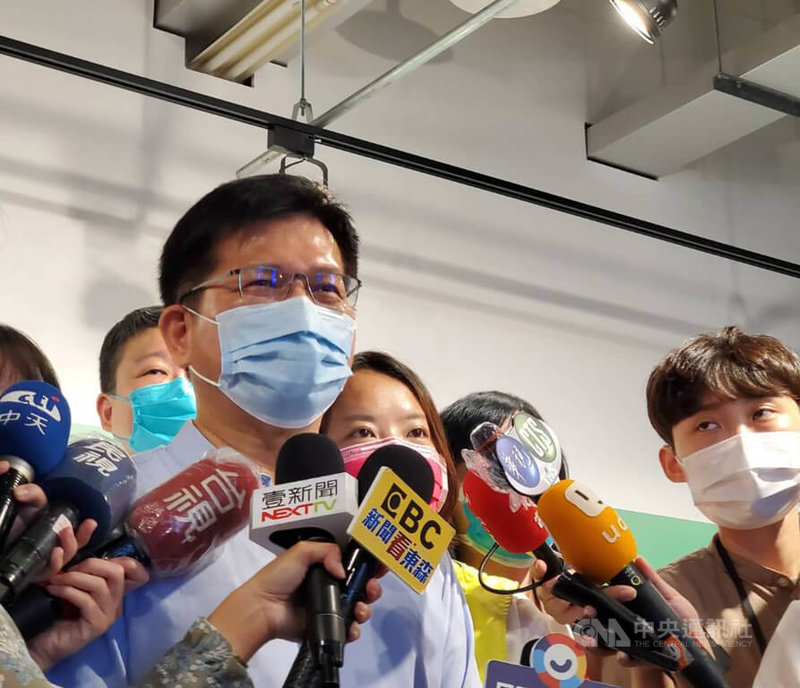 民進黨新北市長參選人林佳龍競選辦公室1日進駐新據點,也是行政院長蘇貞昌的參選競辦舊址。林佳龍(前左)表示,將打一場非典型選戰。中央社記者王鴻國攝 111年8月1日