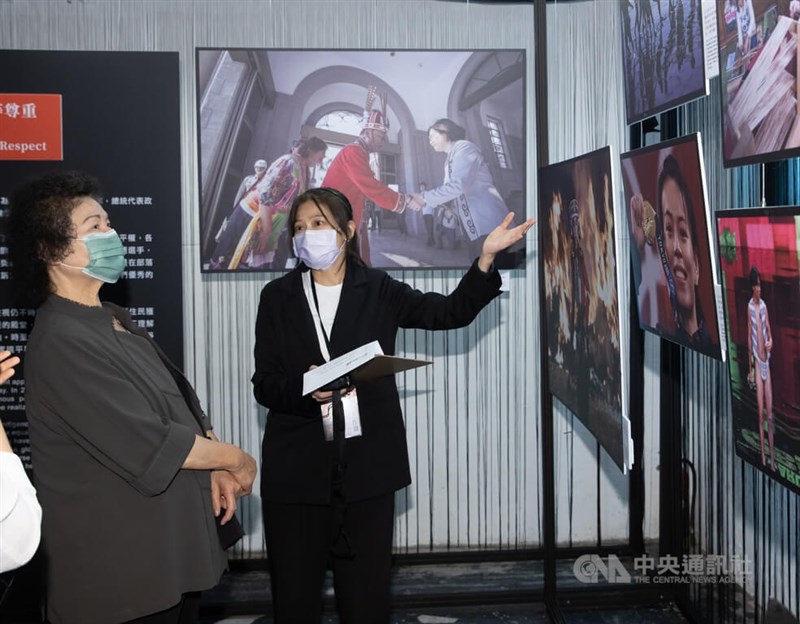 人權會主委陳菊(左)1日出席「向光而生—台灣人權攝影特展」開幕典禮,在工作人員解說下參觀攝影作品。中央社記者謝佳璋攝 111年8月1日