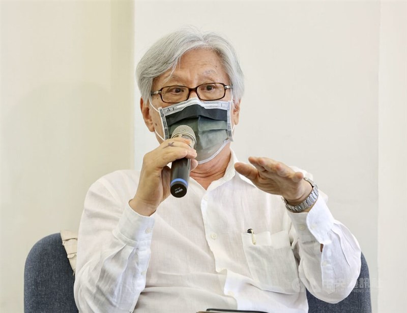 詩人李敏勇再推詩史論集「戰後台灣現代詩風景2–多面向的詩情與詩想」,31日下午在台北出席新書分享活動,分享戰後台灣現代詩史點滴。中央社記者張皓安攝 111年7月31日