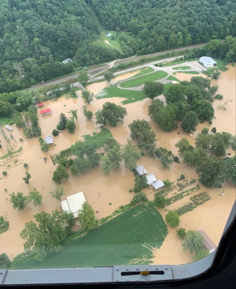 美國肯塔基州東部降下猛烈豪雨釀成洪災，州長貝希爾表示，包括兒童在內，已有26人喪生。（圖取自twitter.com/FEMA_Deanne）