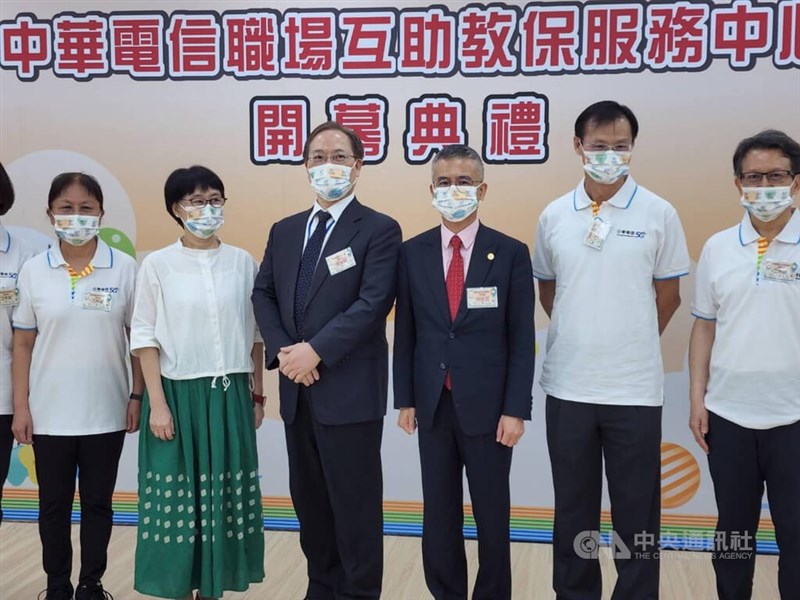 中華電信積極打造友善育兒職場,2日開幕全台首家電信公司職場教保中心,中華電董事長謝繼茂(左3)表示,中華電信歷時2年多的規劃與改建裝修,終於讓教保服務中心落成啟用。中央社記者江明晏攝 111年8月2日
