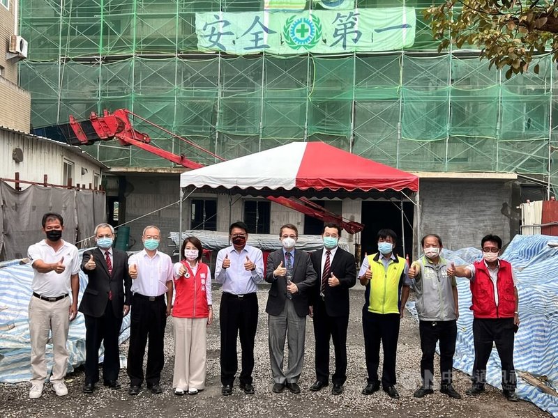 衛生福利部恆春旅遊醫院醫療大樓重建工程2日舉行上梁典禮,屏東縣長潘孟安(左5)、民進黨立委周春米(左4)等人出席,期望112年6月可完工。中央社記者李卉婷攝 111年8月2日