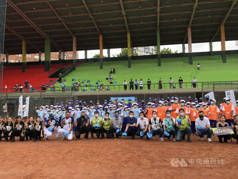陽光棒球夏令營最初是由台中市棒球委員會、陽光城市發展協會自2004年合辦，2022年已邁入第15屆，2日舉辦開幕式。中央社記者趙麗妍攝  111年8月2日