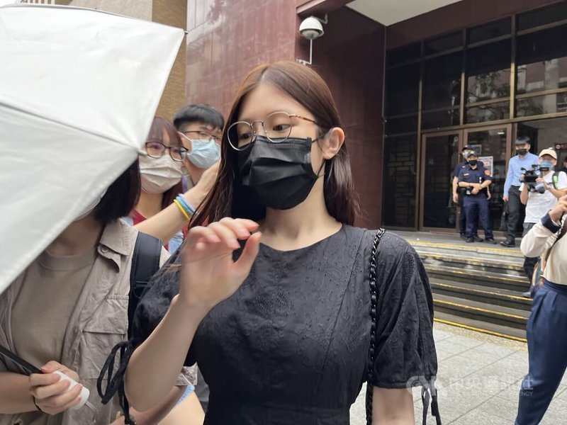 「雞排妹」鄭家純(中)被控在直播、臉書以張貼顏色代碼等方式,公布網紅陳沂手機號碼,北檢依違反個人資料保護法起訴鄭女。台北地方法院2日開庭,鄭女不認罪。中央社記者林長順攝 111年8月2日