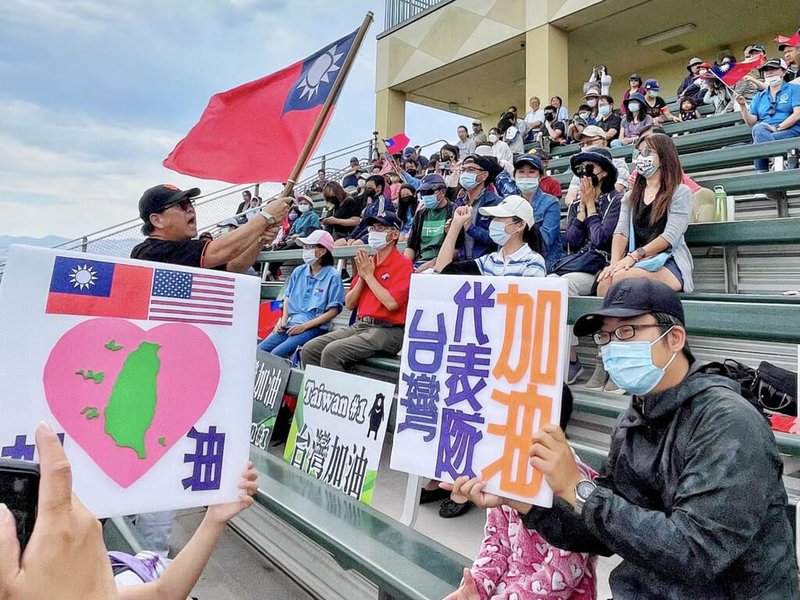 台灣貝比魯斯棒球隊成軍之後第一次訪問舊金山,並與美國球隊進行交流賽,當地僑胞是最堅強的啦啦隊。(台灣貝比魯斯球隊訪問舊金山活動團提供)中央社記者周世惠舊金山傳真 111年8月2日