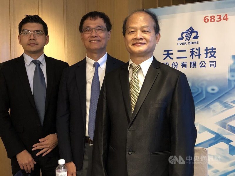 老字號晶片電阻廠天二科技拚9月上市,經營團隊看好未來車用成長動能,圖中為天二科技董事長廖震益、右為總經理詹清輝、左為財務長黃弘傑。中央社記者鍾榮峰攝 111年8月2日