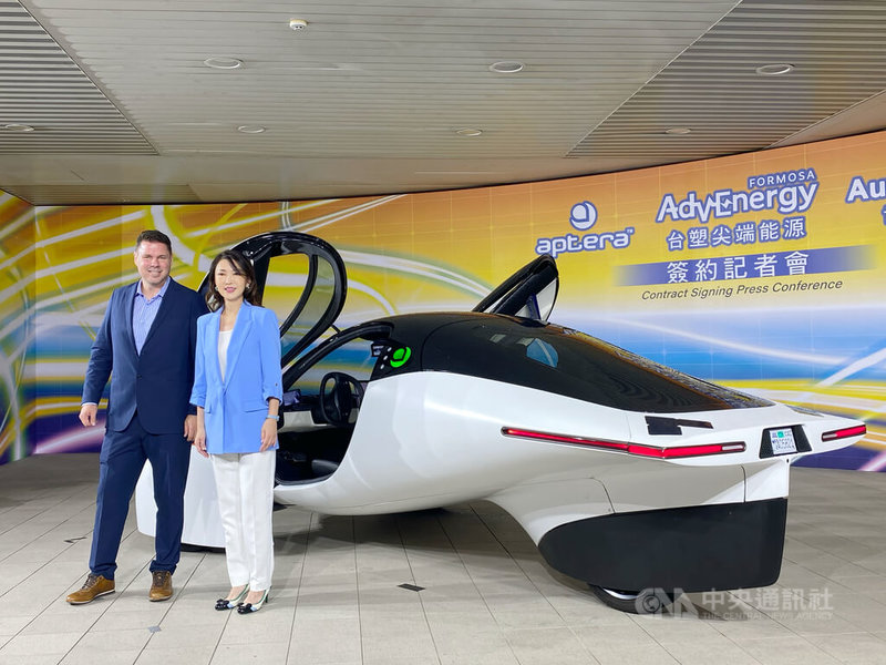 美國電動車公司aptera Motors 2日展示旗下產品,並宣布將攜手台塑新智能公司開發新一代磷酸鋰鐵電池。圖為aptera Motors創辦人安東尼(Chris Anthony,左)與台塑新智能董事長王瑞瑜(右)。中央社記者賴言曦攝 111年8月2日