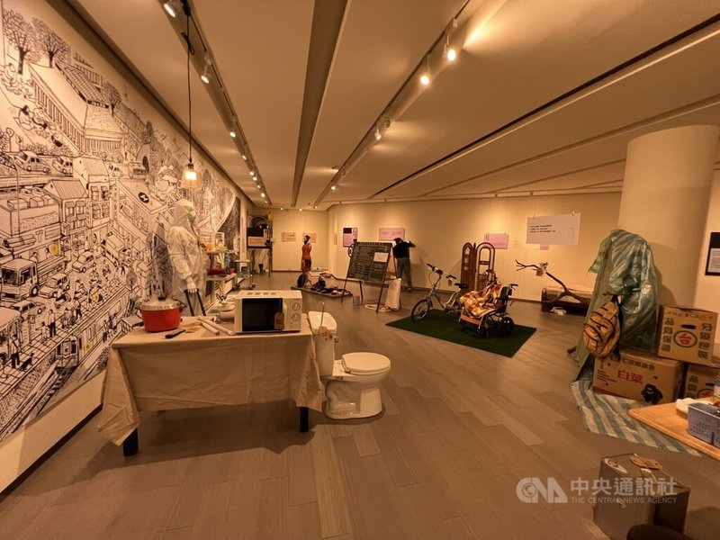 國家人權博物館的「Ayo-Ayo!明天應該會更好-移動人權特展」即日起在台東藝文中心展出,以移工的工作與生活等面向,呈現移工在台灣從體制到群體生命史。中央社記者盧太城台東攝 111年8月2日