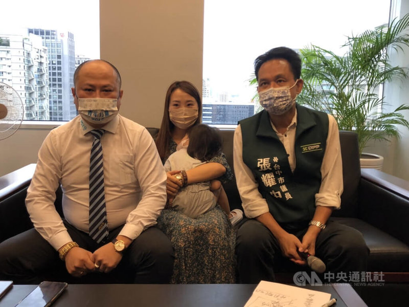 台中市有家長2日向民進黨台中市議員張耀中(右)陳情,女兒疑似在幼兒園內遭到暴力對待,張耀中表示,很難過台中市虐童案件頻傳,每次案件發生後,市府介入要求停職調查,希望市府確實拿出行動力,不要只是喊口號。中央社記者趙麗妍攝 111年8月2日