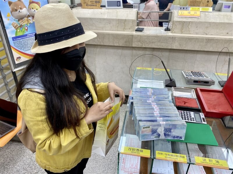 一名來自印尼的移工日前中統一發票新台幣200萬特獎。(中央社)