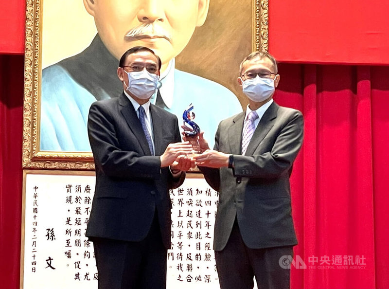 台北巿政府衛生局政風室主任劉孟修(右)因周延處置施打疫苗爭議,展現公正客觀專業第三方,2日獲法務部長蔡清祥(左)頒獎表揚為模範廉政人員。中央社記者劉世怡攝 111年8月2日