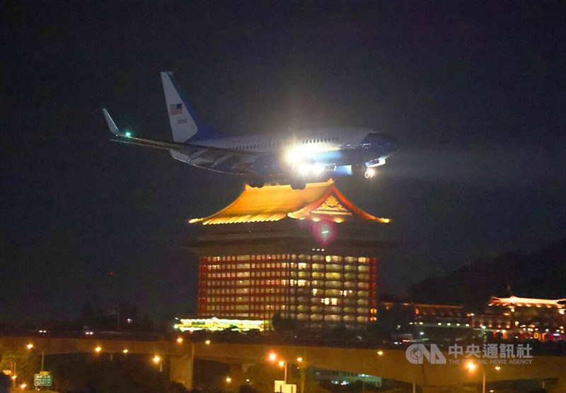 美國聯邦眾議院議長裴洛西2日搭乘C-40行政專機訪問台灣,晚間飛抵台北松山機場。中央社記者趙世勳攝 111年8月2日