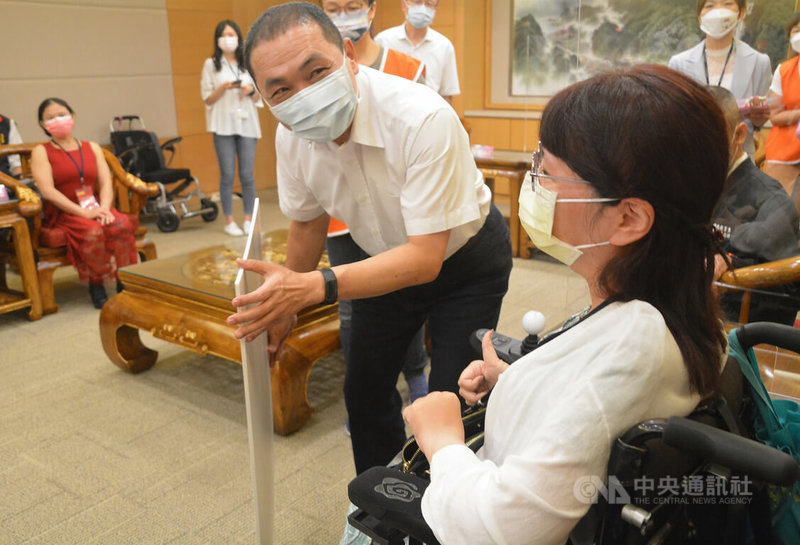 2022總統教育獎新北市獲獎者2日參訪新北市府,輔仁大學學生許展容(前右1)自小罹患脊髓肌肉萎縮症,但她以樂觀與正向笑容接受生命挑戰,巡迴學校與各地監獄演講,分享逆境求學的生命故事,獲市長侯友宜(前右2)鼓勵。中央社記者黃旭昇新北攝 111年8月2日