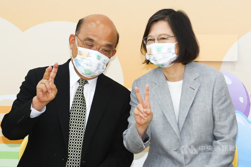 中華電信職場互助教保服務中心2日開幕,總統蔡英文(右)與行政院長蘇貞昌(左)出席,兩人交換意見並合影。中央社記者王騰毅攝 111年8月2日