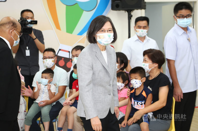 中華電信職場互助教保服務中心2日開幕,總統蔡英文(前中)表示,盼中華電的典範帶動更多公部門和企業響應,政府會持續創造友善職場環境,「當家長的神隊友」。中央社記者王騰毅攝 111年8月2日