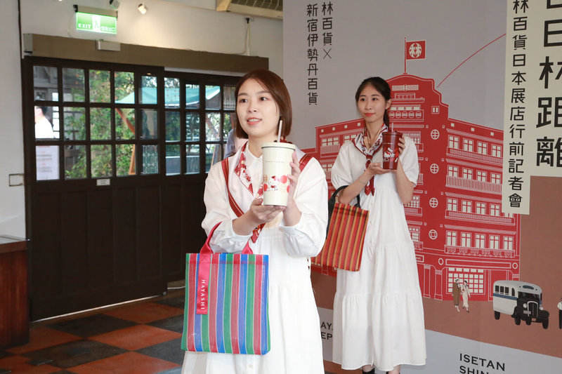 台南市政府文化局委託經營的林百貨2日舉行日本伊勢丹百貨展店記者會,展示將前進日本的獨家限定聯名商品。(台南市政府提供)中央社記者楊思瑞台南傳真 111年8月2日